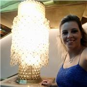 Laureata in lingue impartisce lezioni di italiano dalla base fino a livelli ottimali